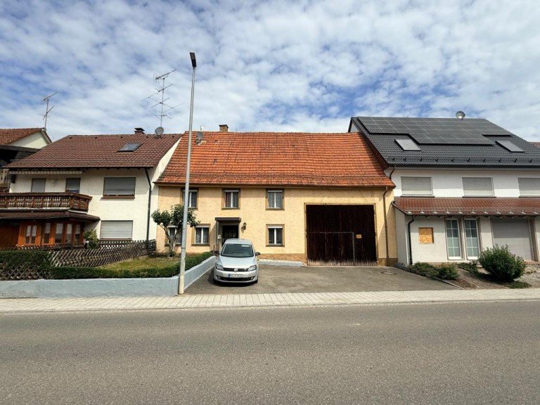 Geb�udeansicht Engen Reihenmittelhaus Schn�ppchenhaus mit gro�em Grundst�ck und Nebengeb�uden