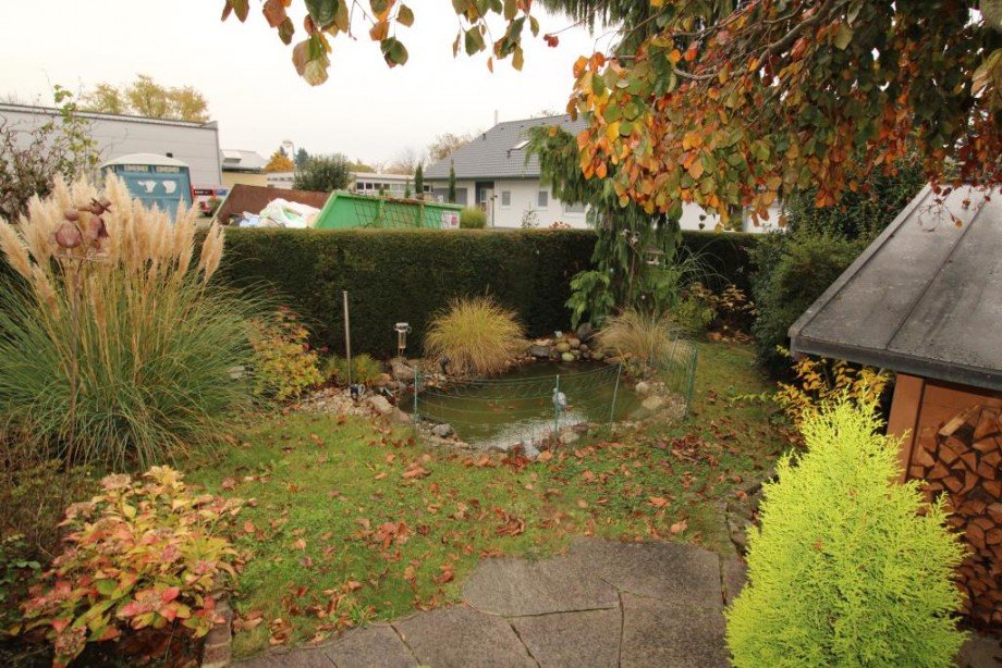 Garten mit Teich Doppelhaush�lfte Gottmadingen
